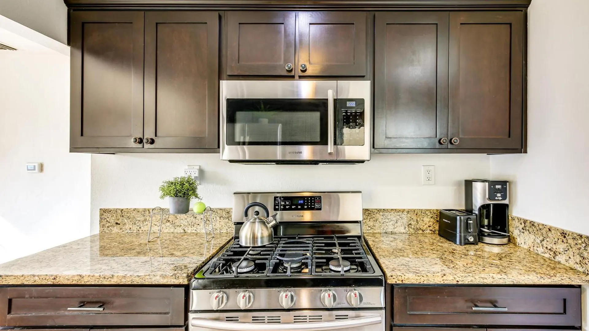 Pet-Friendly Long Beach Bungalow With Patio And Yard Villa