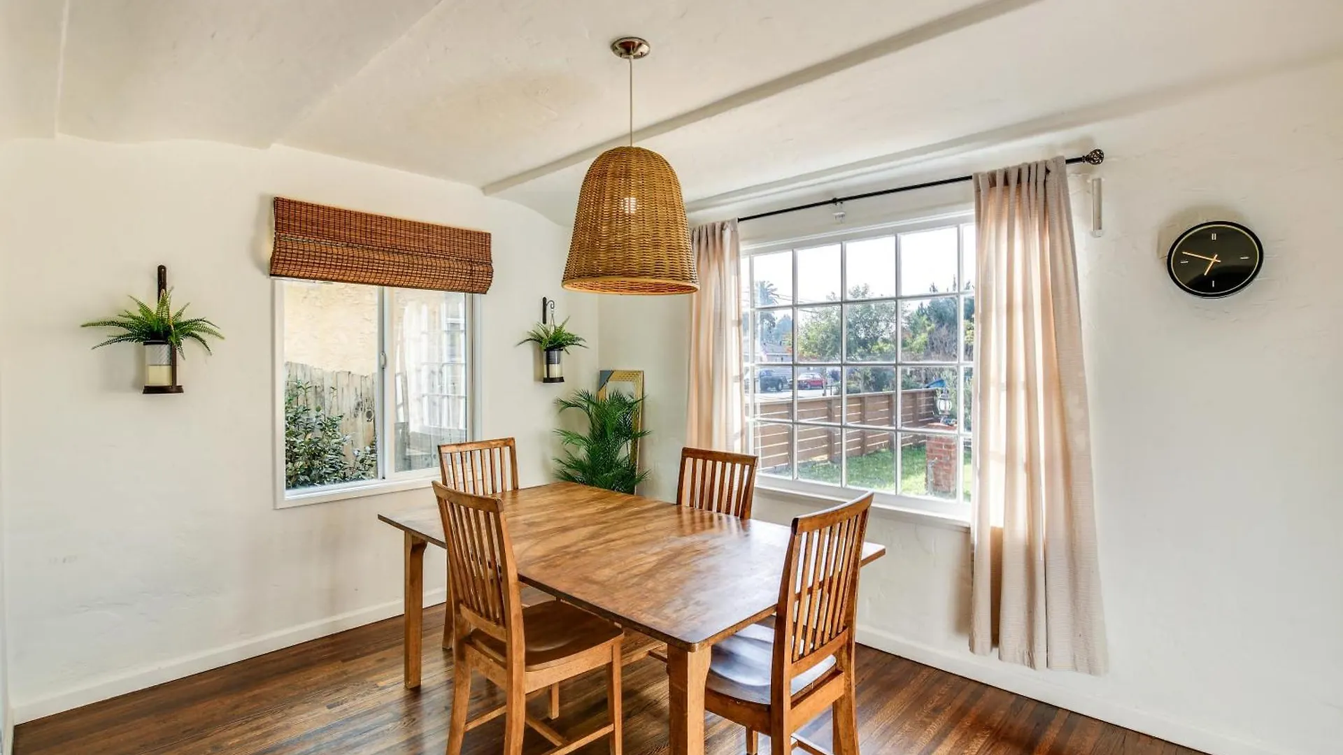 Pet-Friendly Long Beach Bungalow With Patio And Yard Villa